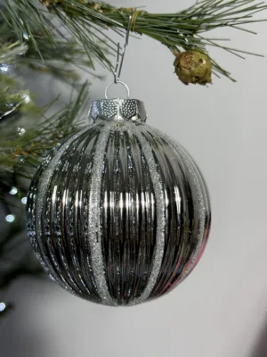 Boule de Noël : Boule en verre, White Christmas, Argent givré, 8 cm