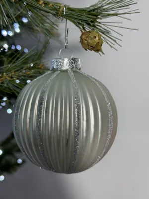 Boule de Noël : Boule en verre, White Christmas, Argent givré, mat, 10 cm
