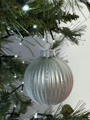 Boule de Noël : Boule en verre, White Christmas, Argent givré, mat, 8 cm