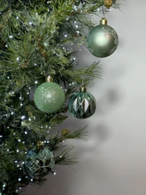 Boule de Noël : Mix de 16 pièces par boîte. Incassable. D 6cm
