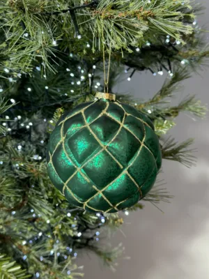 Boule de Noël : en verre vert en treillis doré, D 11cm