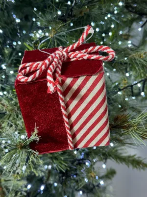 Ornement de Noël : Boîte cadeau rouge avec des rayures blanches, 9 cm