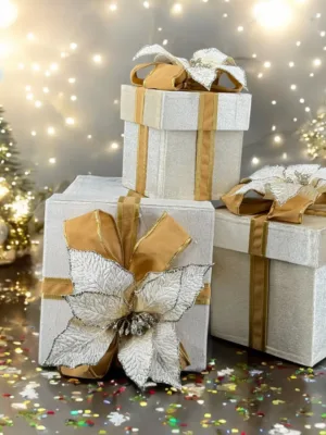 Objet de décoration: ensemble trois boîte cadeau,  Crème-doré