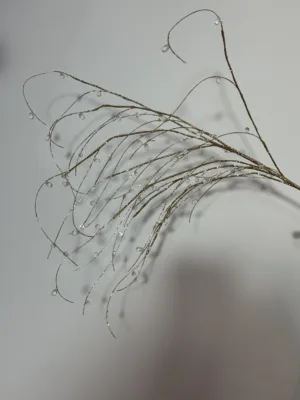 Branche décorative de Noël : Brindille dorée avec christaux - 92,5 cm