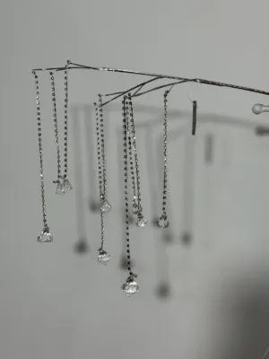 Branche décorative de Noël : Gerbe argenté avec cristaux blancs - 66 cm