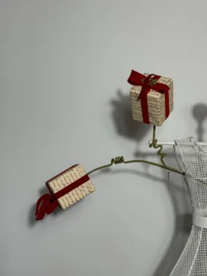 Branche décorative de Noël : Branche de boîtes-cadeaux, 61 cm