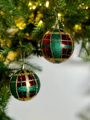 Boule de Noël : vert et rouge brillant - 8 cm