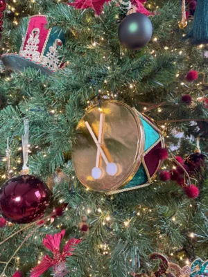 Ornement de Noël : Tambour bordeaux et vert - 10 cm